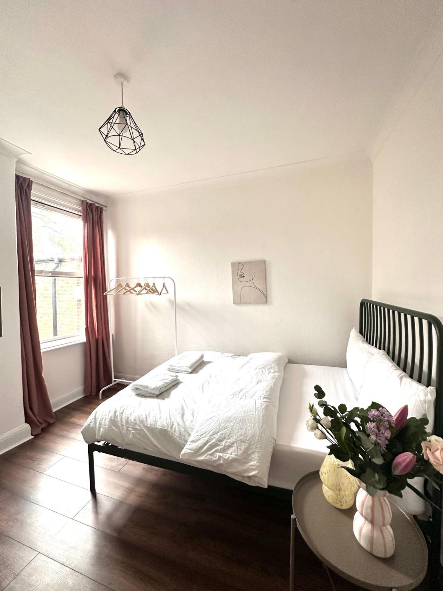 Charming, Renovated Residence In Willesden Green London Exterior photo